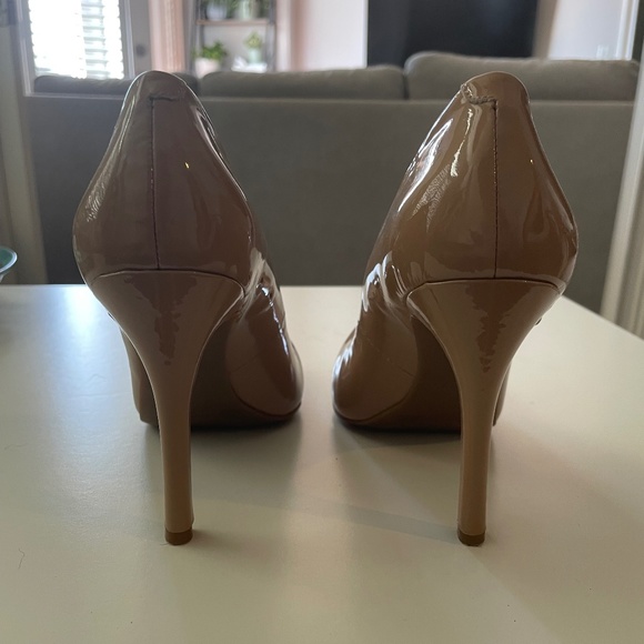 Jessica Simpson "Calie" Nude Patent Leather round toe heels - Picture 3 of 5